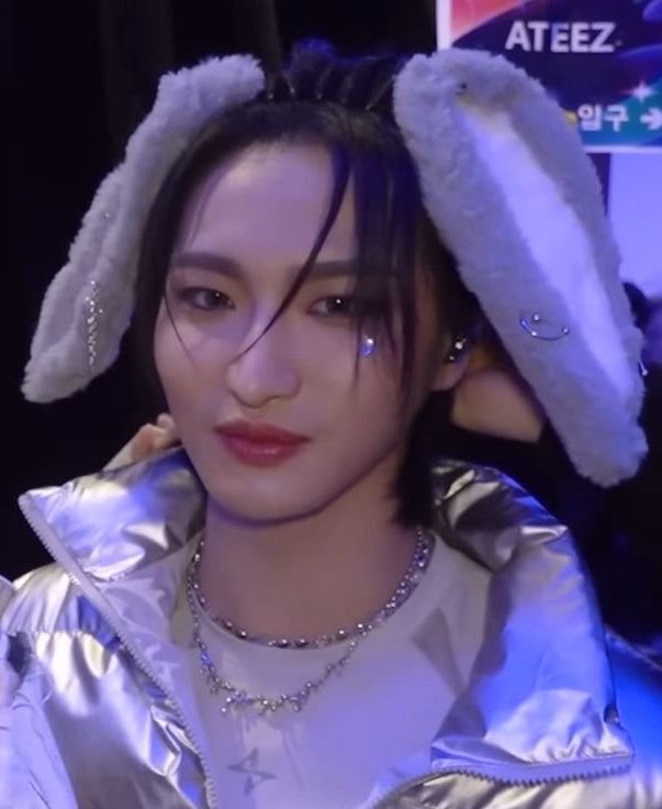 starberrybuns's tweet photo. alpha hj whose ruts get so intense he chooses to banish himself to the solitary confinement of space to ride them out and the pretty moon bunny who finds their way onto his ship, drawn all the way across the galaxy by hj’s scent. and lucky for hj it’s moon bunny mating season.. https://t.co/P7D0oT1BqX