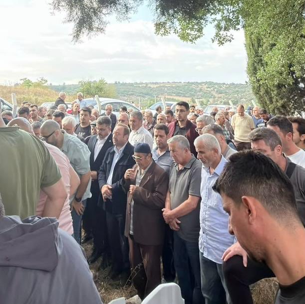 huseyinozturk_1's tweet photo. İnnâ Lillâhi ve İnnâ İleyhi Râciûn

Bursa 1 No'lu Şube Başkan Yardımcımız Erol Er’i memleketi Bursa’dan dualarla Rahmet-i Rahman’a uğurladık.

Merhum Erol kardeşimize Yüce Allah’tan rahmet; ailesine, sevenlerine ve teşkilatımıza başsağlığı ve sabr-ı cemil niyaz ediyoruz. https://t.co/aGx2NAukCv