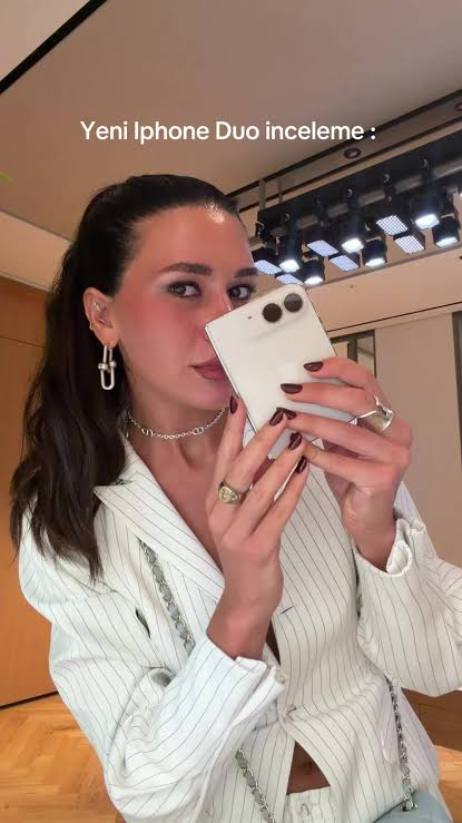 gossipmagazinn's tweet photo. Influencerların tanıtım amacıyla ücretsiz aldığı yeni iPhone Duo ve iPhone 18 modelleri eleştiri yağmuruna tutuldu. 

• Alım gücü olanlara bedava sunulurken, almaya gücü yetmeyenlerin bunlardan feyz alıp niyetine girmesi ve kredi çekmesi sosyal medyada “garip bir denge” olarak yorumlandı.