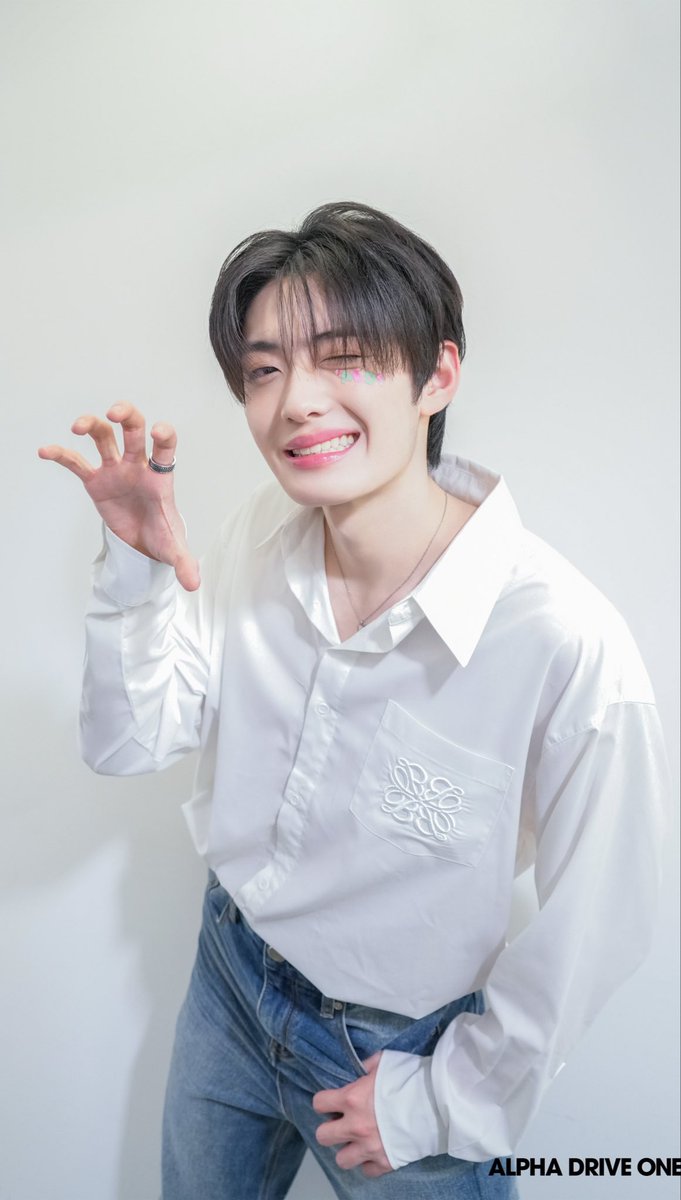 zah1zy's tweet photo. 천천히 커라 https://t.co/ooV5kU7y1h