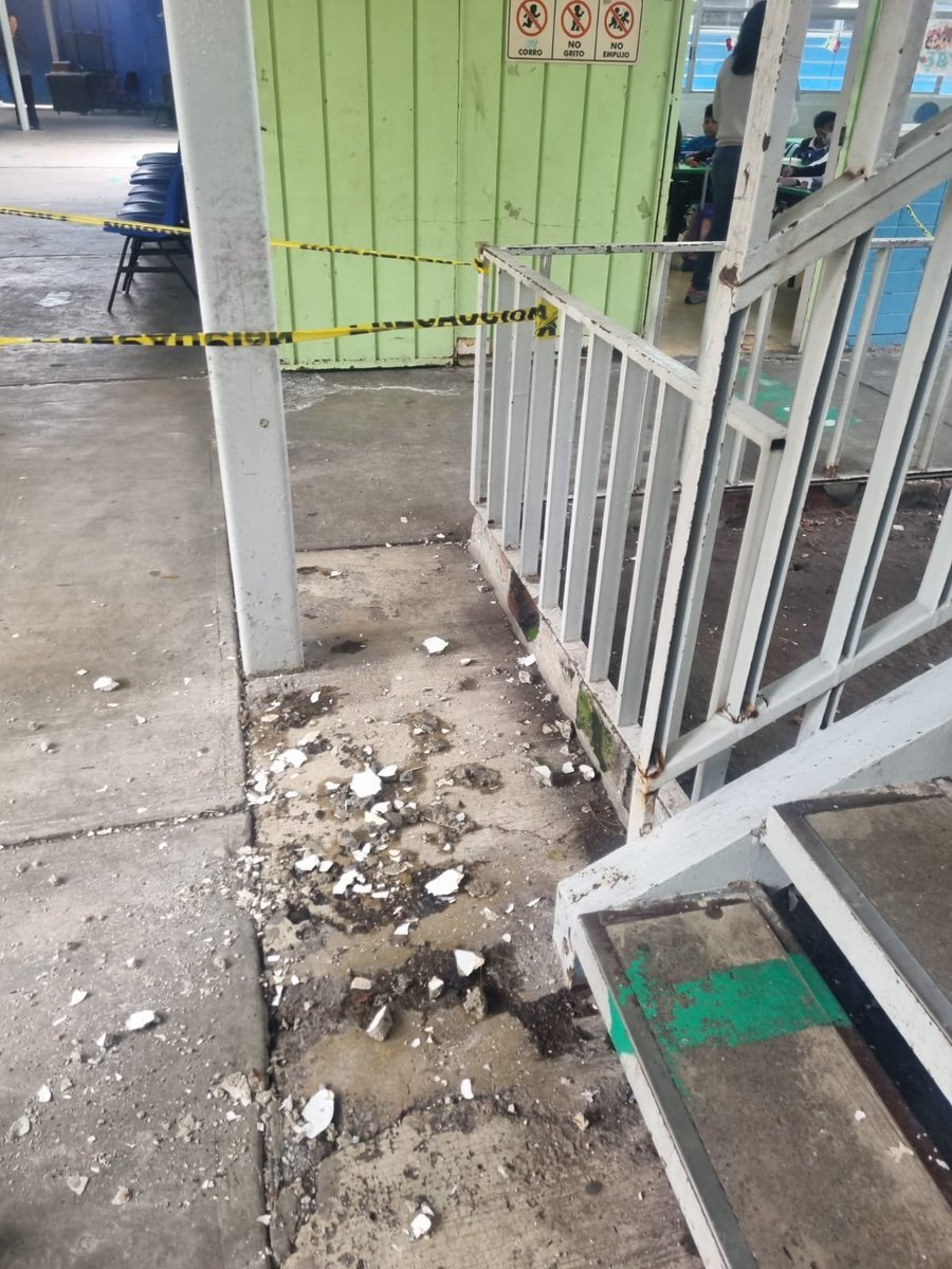 Lar_rdgz's tweet photo. 🚨 Exigimos atención urgente en la Primaria Lic. Juan Antonio de la Fuente, Av. Victoria 203, Gpe Insurgentes, GAM. El plantel presenta grietas, techos, escaleras y salones en pésimas condiciones, sin instalaciones adecuadas para impartir clases. https://t.co/JzBwIduC0T
