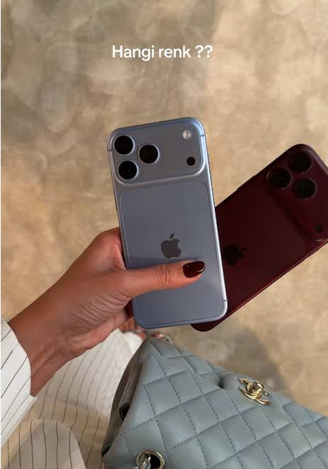 gossipmagazinn's tweet photo. Influencerların tanıtım amacıyla ücretsiz aldığı yeni iPhone Duo ve iPhone 18 modelleri eleştiri yağmuruna tutuldu. 

• Alım gücü olanlara bedava sunulurken, almaya gücü yetmeyenlerin bunlardan feyz alıp niyetine girmesi ve kredi çekmesi sosyal medyada “garip bir denge” olarak yorumlandı.