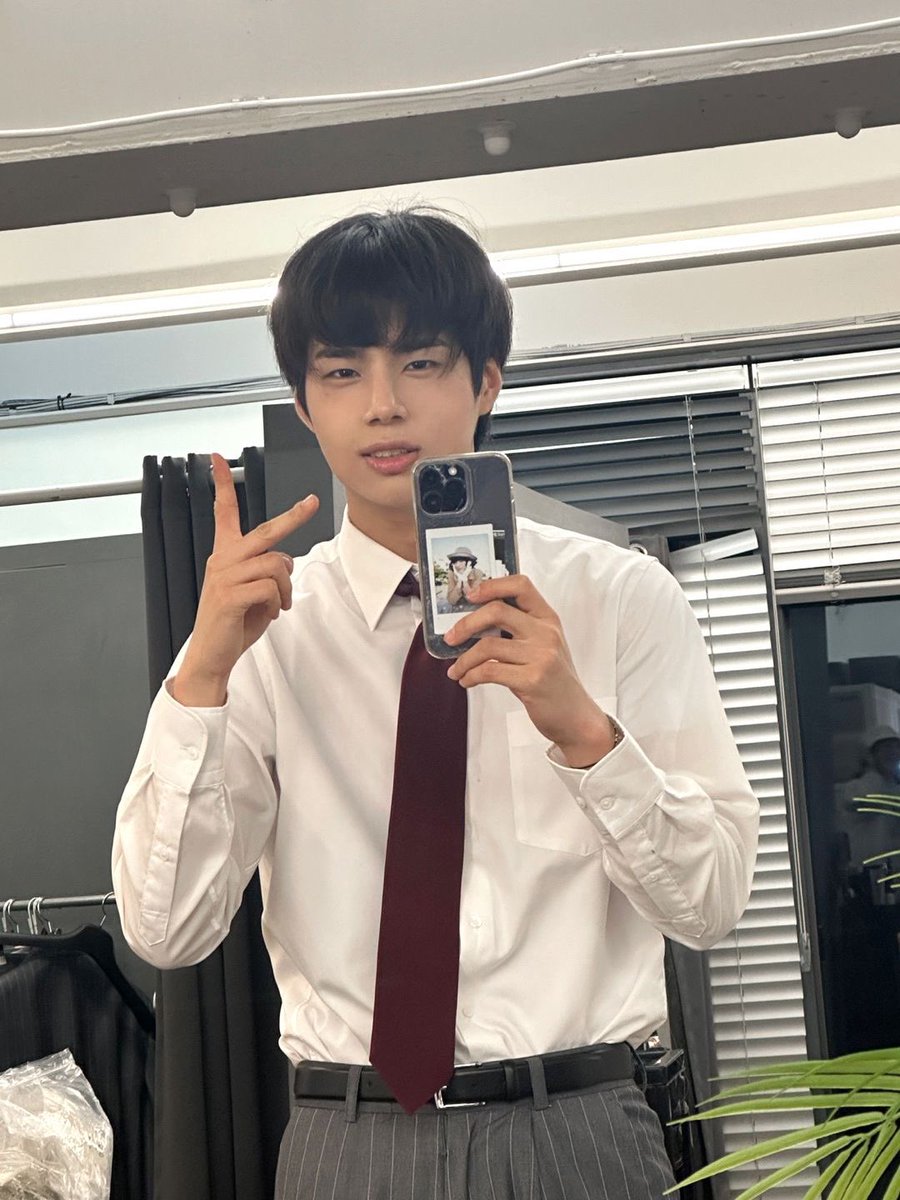 8sarang3's tweet photo. 얘들아안녕반가워 채널알아? 네 채널뭐게 원더성빈 맞아원더성빈오빠야~ 전세계인과 함께하는 글로벌유튜버 원더성빈이야 진짜야 검색하면 진짜나와 알아요 어어 머리가되게신기하네요 어그건 상관하지마 https://t.co/oGQtpscbng