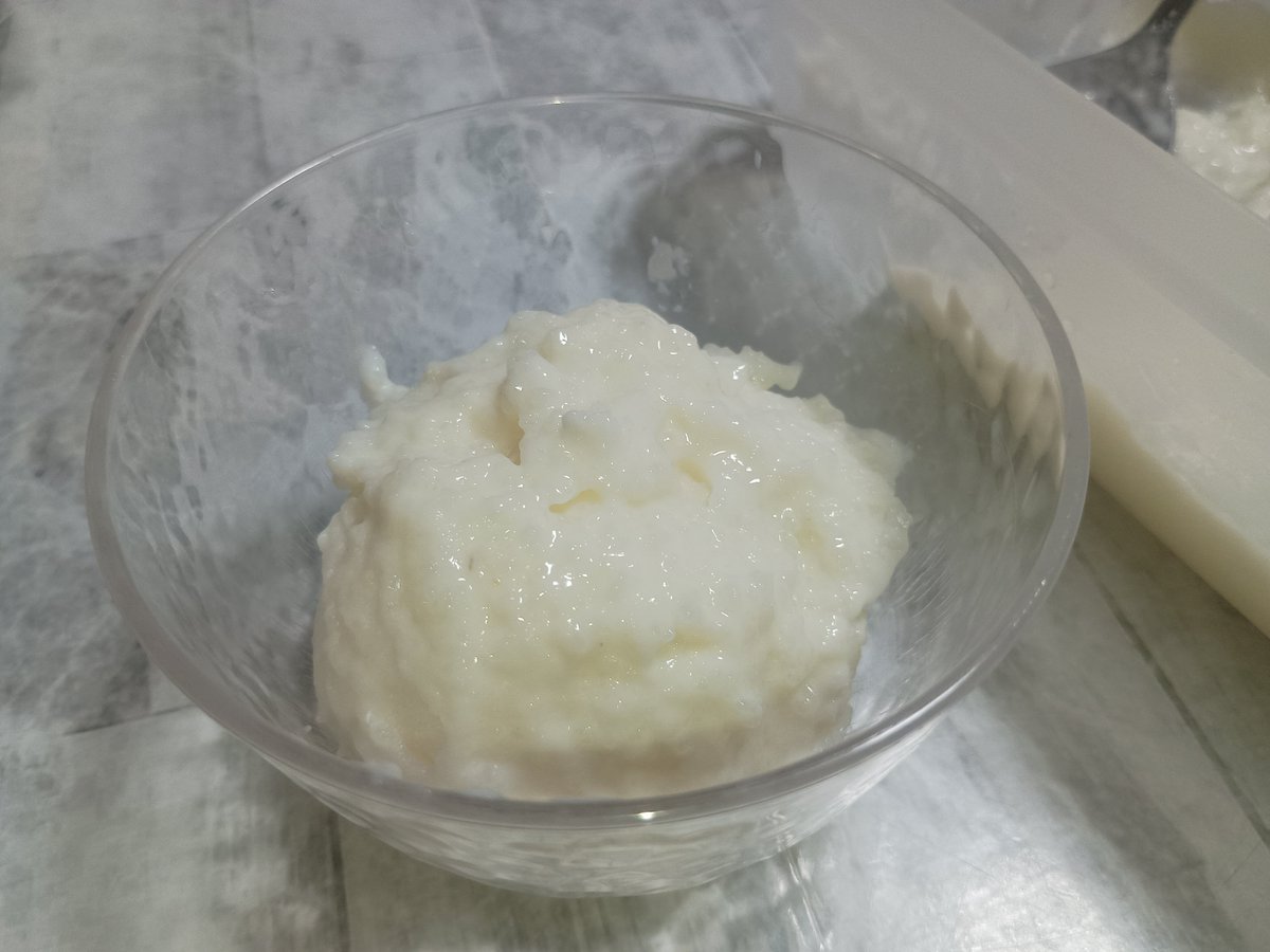 ftimr2242's tweet photo. 余った米で作ったアイス

次女と三女とで作りました

バニラアイスって��う人いるけど
なんか米の感じ多少あって
新食感
くせになりそうw
でもね、人によると思う
三女はめちゃくちゃハマってたけど
長女はしかめっ面で食べてたw

#米アイス 
#手作りスイーツ https://t.co/PiPGHuwMIT
