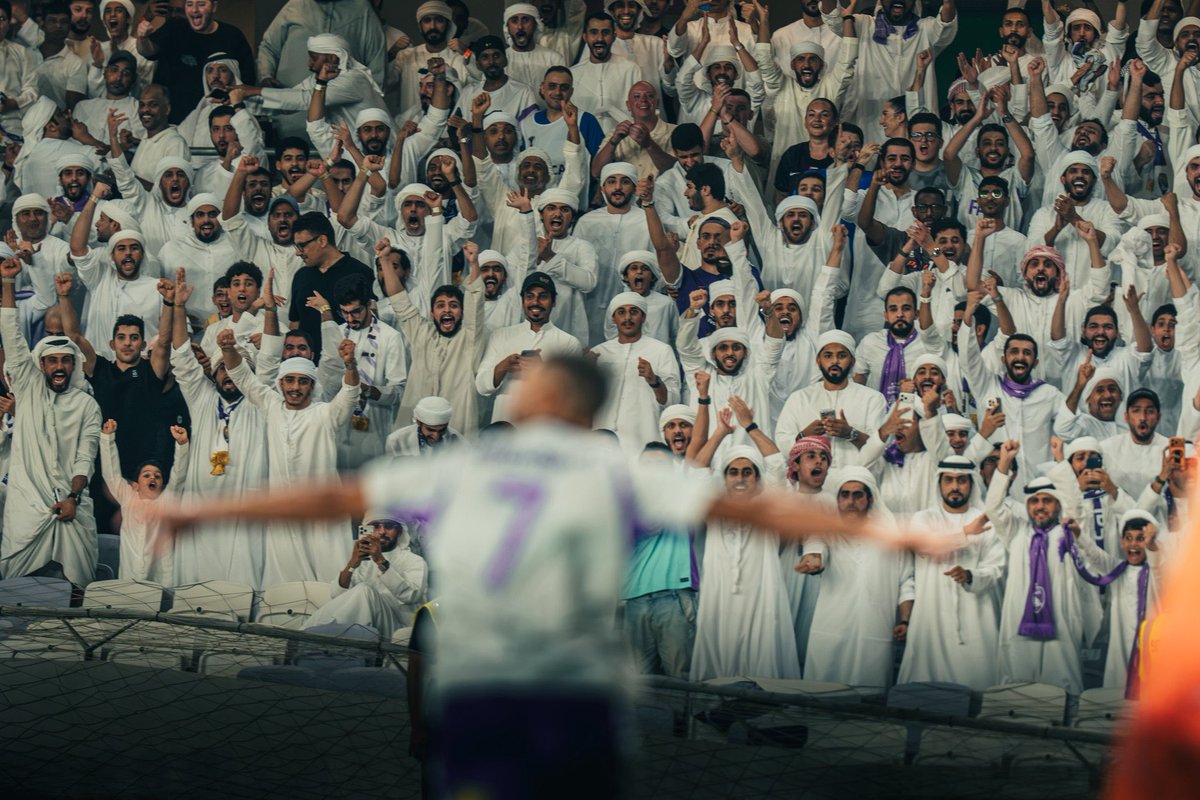 saifcaio's tweet photo. المصور شاطر و رائع

الـ Focus فالصورة ما كان على صاحب الهدف، كان على اللي صنعوا الهدف و الليلة بأكملها، مثل هالصور أحب اسوي زوم على الجماهير، على المحبين و الأوفياء، الصغير و الكبير، الاباء و الابناء والاصدقاء. 

الجميع سعيد وهذا اللي عوّدنا عليه نادي العين 💜 https://t.co/mr3hmL29FO