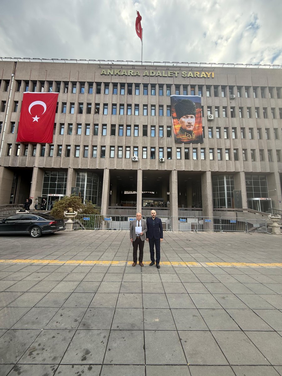 GokhanUyanikk's tweet photo. 24 GÜN GEÇTİ.

Bir yavru kedinin katledildiği görüntüler gündeme geleli tam 24 gün oldu.

26.08’da Ankara Cumhuriyet Başsavcılığına yaptığımız başvurunun ardından, bize ulaşan yeni bilgi ve belgeleri bugün ek dilekçeyle Başsavcılığa sunduk.

Şu ana kadar şüpheli veya şüphelilerin yakalandığına ilişkin kamuoyuna yapılmış resmi bir açıklama bulunmuyor.

24 gün çok uzun!
Olayın aydınlatılması ve adli sürecin sonuçlanması ile birlikte  yurt genelinde tüm canlılara  yönelik şiddetin son bulmas�� için azim ve kararlılıkla mücadelemizi sürdüreceğiz. 

@adalet_bakanlik 
@haydarozkan06 

#CanlarınHesabıSorulsun