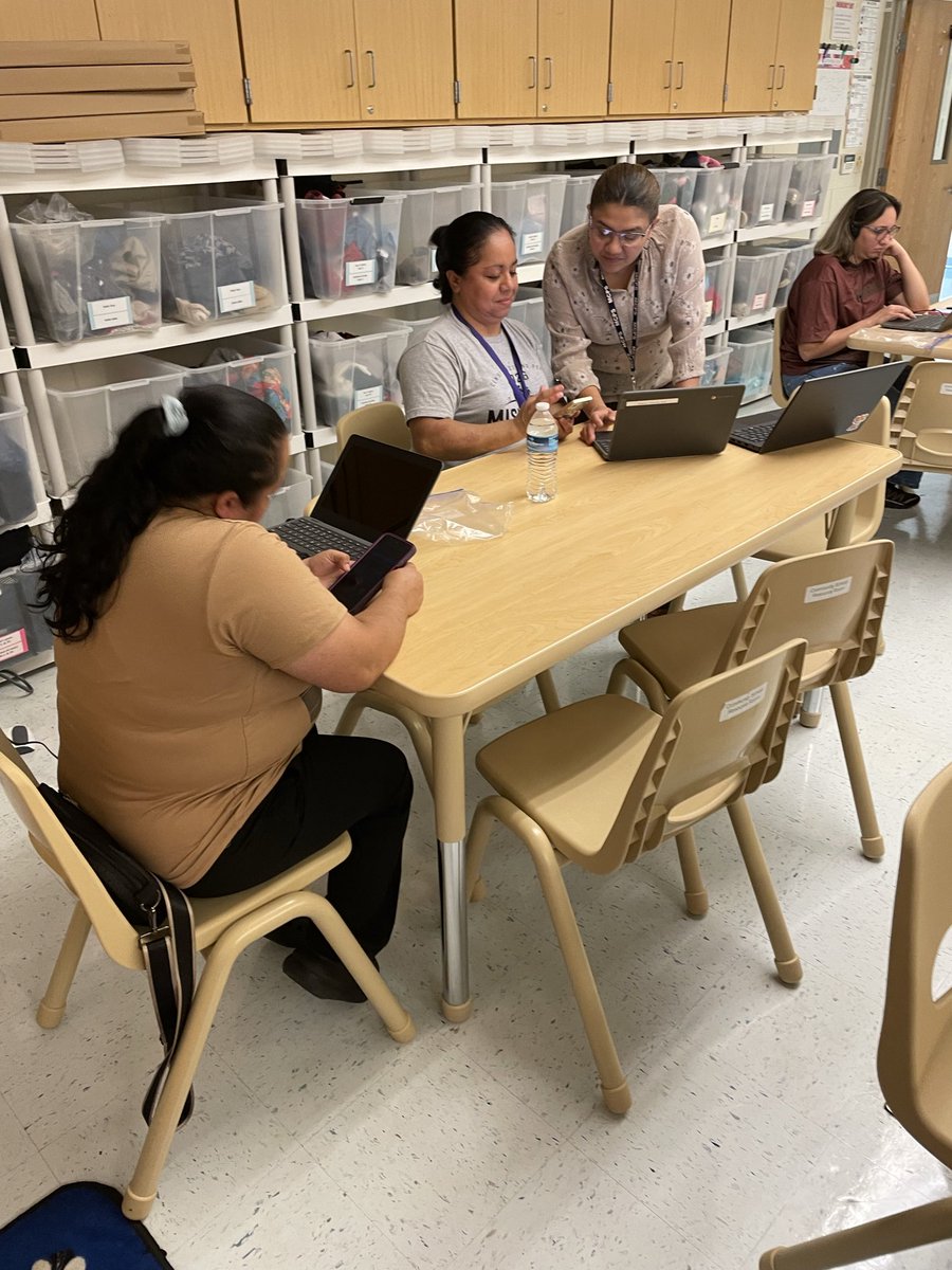 ArcolaES_CSL's tweet photo. Our community school funded PCC, Mrs. Juarez, led our ParentSquare, ParentVue, and @mcps volunteer training this morning for 13 parents. Well done! 👏🏻👏🏻👏🏻 https://t.co/2yBgjL8ISl