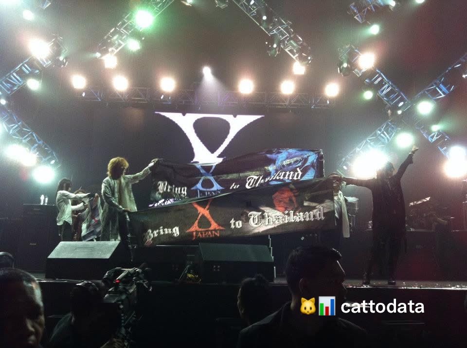 cattodata's tweet photo. ในฐานะแฟน X Japan เรื่องโทชิ มีรายละเอียดเยอะมาก เศร้าและน่ากลัวกว่าที่คิดมาก ยังดีที่ช่วงหลังมีโยชิกิไปช่วยด้วย 🥲

เคยอ่านบทสัมภาษณ์หลังโทชิออกจากกลุ่มลัทธินั้น ตอนแรกคนคิดว่าโทชิถูกล้างสมอง และเชื่อทุกอย่างมาตลอดเป็นสิบ ๆ ปี

แต่จริง ๆ โทชิเล่าว่า เขาเริ่มรู้สึกว่ามีอะไรผิดปกติมาตั้งแต่ 5–6 ปีก่อนจะออกมาแล้ว แต่ต้องทำงานไม่ได้นอน ทั้งจัดคอนเสิร์ต ขายงาน ทำทุกอย่างเอง หาเงินให้ลัทธิ จนไม่มีเวลาแม้แต่จะหยุดคิดว่าชีวิตตัวเองกำลังเกิดอะไรขึ้น เคยฟังเรื่องเล่าว่าทำไม่ได้ก็โดนซ้อม โดนตามล่าตัว

ลองคิดดูว่าคนคนหนึ่งต้องอยู่ในสภาพแบบไหน ถึงแม้เริ่มรู้แล้วว่าตัวเองกำลังถูกเอาเปรียบ แต่กลับไม่มีทั้งแรง เวลา และอิสระมากพอที่จะพาตัวเองออกมา...

(และฉันเคยไปฟังเพลงเขาช่วงนั้นด้วยนะ ฟีลแบบเพลง Healing แหละ) 

ตอนปี 2008 X Japan กลับมารวมวงและมีคอนเสิร์ต แต่ตอนนั้นโทชิยังอยู่ภายใต้การควบคุมของลัทธิ ตอนนั้นที่ X Japan กลับมารวมวงคือดีใจมาก นึกว่าโทชิออกจากลัทธิแล้วด้วยซ้ำ

จริง ๆ โทชิเคยพยายามหนีมานานแล้ว ช่วง 2009 อาศัยจังหวะที่ต้องไปอัดเพลงของ X Japan หนีไปที่สตูโยชิกิ แต่ภรรยาและคนจากลัทธิมาดักรอที่สตูดิโอ ก่อนพาตัวกลับไปทำร้ายร่างกาย 😭 

จนช่วงปลายปี 2009 เขาป่วยหนักจนต้องเข้าโรงพยาบาล คนจากลัทธิก็ยังพยายามมาตามตัวกลับ แต่หมอช่วยไว้ ทำให้เขาได้มีเวลาคิดทบทวน ปรึกษาคนอื่น และขอความช่วยเหลือทางกฎหมาย จนสามารถออกจากกลุ่มได้สำเร็จในที่สุด

ตอนนี้โทชิก็ออกจากลัทธิมาแล้ว เดินสายเป็นนักร้องเดี่ยว ร้องพวกเพลงประกอบ Anime เยอะเลย เสียงยังเทพเหมือนเดิม ได้แต่หวังว่าวันนึง โทชิกับโยชิกิจะกลับมาคุยกันอีกและรวมวงกันเหมือนเดิมนะ

รูปประกอบ กลัวไม่ Original รูปจากมือถือเราเอง สมัย X Japan มาจัดคอนเสิร์ตที่ไทยนะฮะ ปี 2011 มัวเหมือนถ่ายจากเครื่องคิดเลข แต่ผมถ่ายเอง ภูมิใจมาก 🐱💕 

ตอนนั้นยังเป็นนักศึกษาอยู่เลย เก็บเงินทำงานพิเศษไปคอนเอง บัตรหน้าสุด 6000 🐱🔥 เพื่อติ่งยอมหมด คุ้มมากก!! ใครสาวก X Japan Yoshiki หรือสมาชิกมาคุยกันได้น้า

#Xjapan #Yoshiki #Toshi #JRock #โทชิ #โยชิกิ