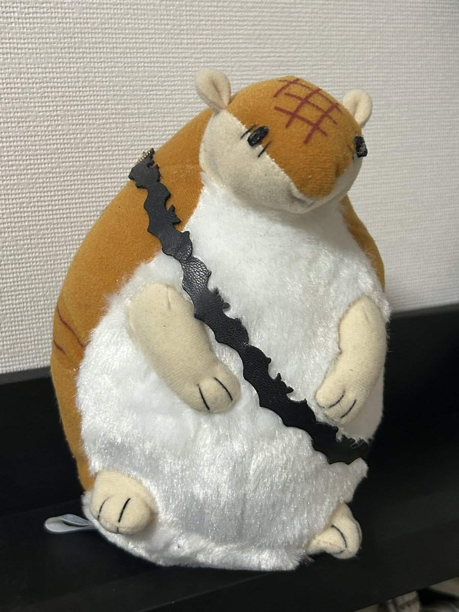 Ac9ul's tweet photo. ハロウィンになると100均がコウモリモチーフのもの売り始めるからジョンぬいに与えるんだ🎶
これは去年与えたもの https://t.co/3LgMvRBc4o