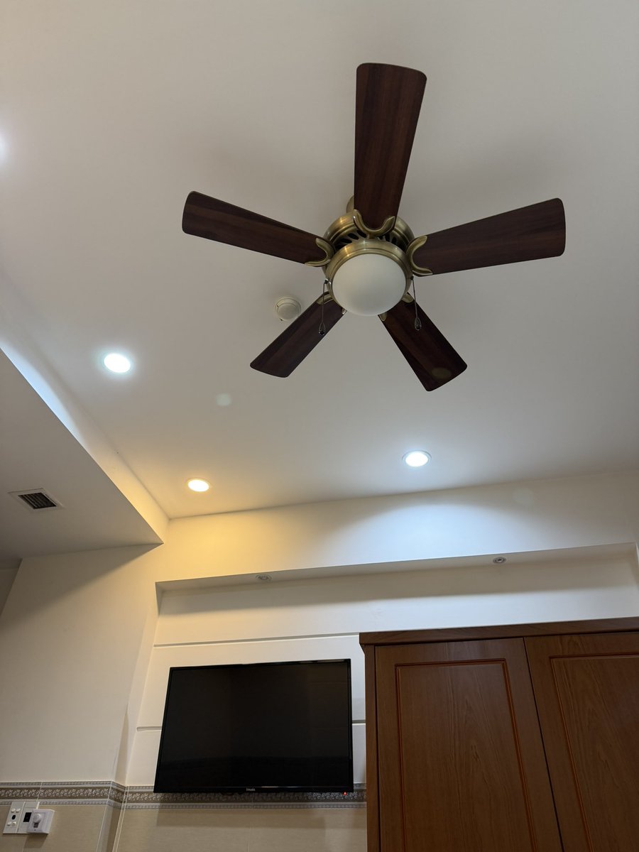 OSpulse's tweet photo. 今更だがこの部屋、天井から水滴が落ちてくる謎の部屋です。
まあ他の部屋は昆虫類が大量発生やらお湯が出ないやら大変なようです。 https://t.co/dvk0ruPTCo