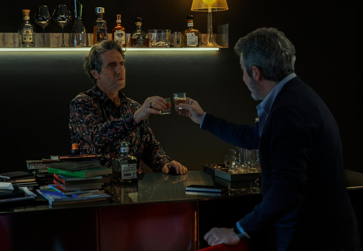 CheNetflix's tweet photo. ¿La dupla de nuestros sueños acaso? Ricardo Darín y Diego Peretti protagonizan ‘Lo dejamos acá’, una película sobre un terapeuta y un escritor que entablan una relación inesperada que los transforma a ambos. El 16 de octubre, solo en Netflix. https://t.co/LPevR3acw9