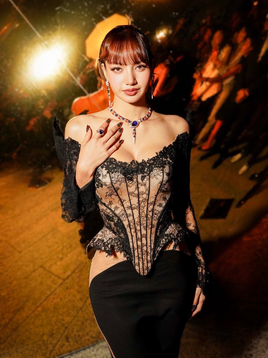 TheePopCore's tweet photo. LISA ranked No. 1 among K-pop acts at New York Fashion Week in media impact.

— She led the conversation with a 3.41% share of voice, making her the MOST-mentioned K-pop act of the week. https://t.co/OhmyGxdeIf