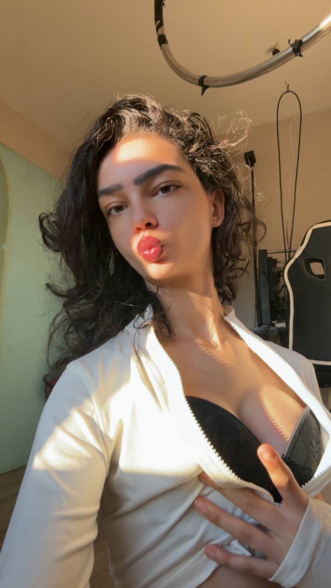 Lexis_bella_'s tweet photo. T'es là?                   

Je peux venir t'embêter en privé ? https://t.co/M4QdIvrIWS