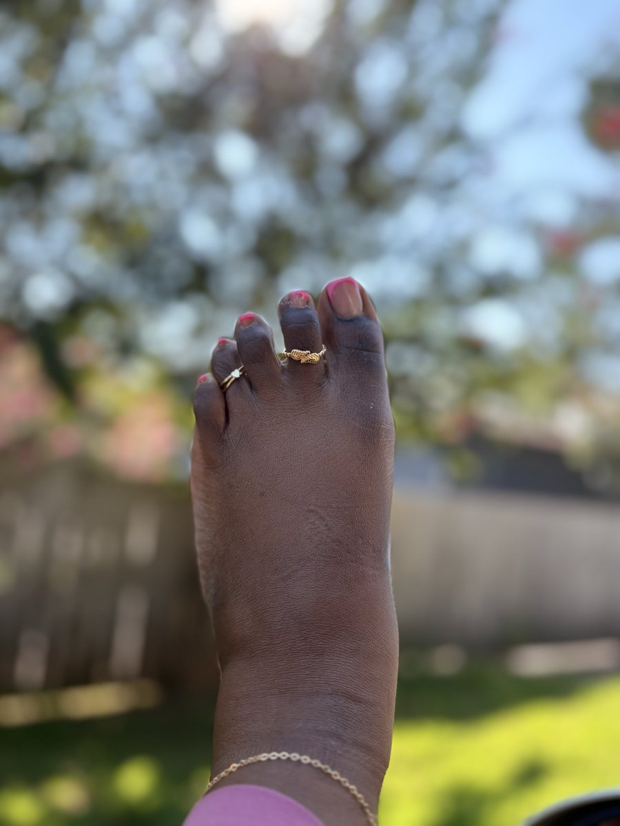 SoleFantasyXO's tweet photo. What's the first thing you notice when you see a woman's feet? #feetfetısh #feet #solesandtoes #feetfinder #feetsellers https://t.co/BdqgTqM8YH