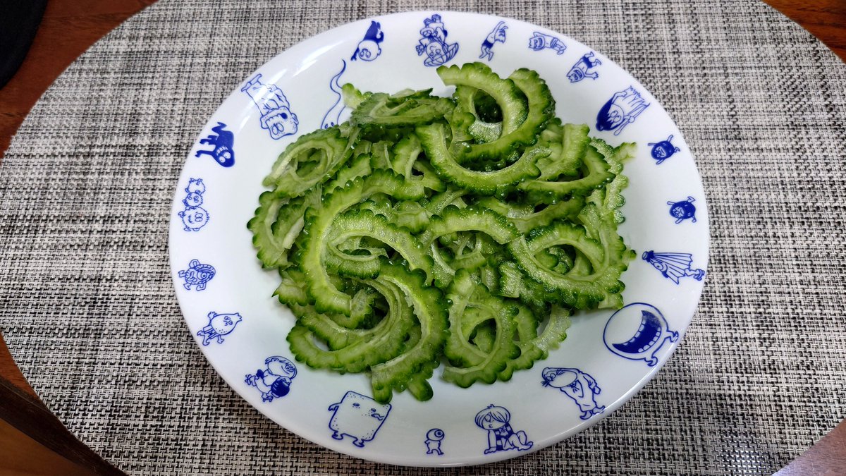 TOSHIO_FURUKAWA's tweet photo. スーパーサイヤ人が育てた野菜〜‼❤
今年も、野沢雅子さんが家庭菜園で育てたというゴーヤをわざわざ持ってきてくださった。ありがたすぎて余すところなく頂きます。最近、ピッコロも家政婦みたいになっているから料理は苦ではない。後輩のためにこんなことをしてくれる先輩って……感涙。
ありがとうございました。う、旨い!