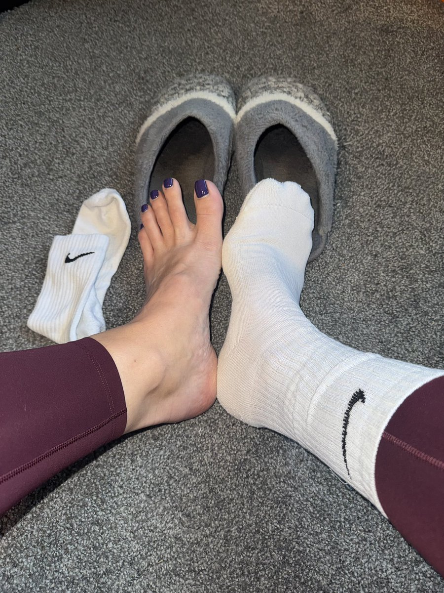 Finger_Toes_'s tweet photo. It’s work from home Friday my foot freaks😏 Stinky slippers are going on… but the real question is: socks or no socks? 😈 Which look do you think you’re earning?
#footfindom #socks #nosocks #stinkyslippers #fridayfun #send https://t.co/fNC28V0ZHf