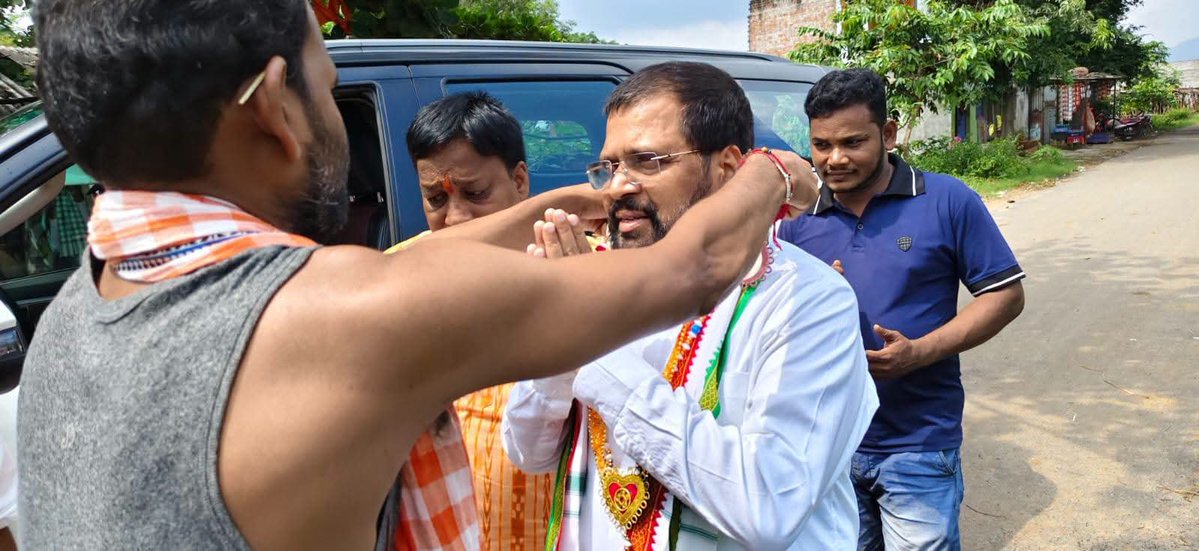UttamPanigr's tweet photo. ସାନଖେମୁଣ୍ଡି ବ୍ଲକ ଅନ୍ତର୍ଗତ ପଟିଗୁଡା ପଞ୍ଚାୟତର ସିନ୍ଦୁରପୁର ଗ୍ରାମର ଯୁବ ପରିଷଦ ଦ୍ୱାରା ଆୟୋଜିତ ପବିତ୍ର ଗଣେଶ ପୂଜାରେ ଉପସ୍ଥିତ ରହି ବିଘ୍ନରାଜ ଶ୍ରୀଗଣେଶଙ୍କ ଆଶୀର୍ବାଦ ଲାଭ କରିବା ସହ ସମସ୍ତଙ୍କ ସୁଖ, ଶାନ୍ତି, ସମୃଦ୍ଧି ଓ ଜଗତର ମଙ୍ଗଳ କାମନା କଲି। 🙏🏻🙏🏻

#GaneshChaturthi #GaneshPuja
#BLSANTOSH 
#MOHANMAJHI 
#MANMOHANSAMAL