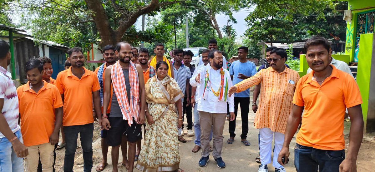 UttamPanigr's tweet photo. ସାନଖେମୁଣ୍ଡି ବ୍ଲକ ଅନ୍ତର୍ଗତ ପଟିଗୁଡା ପଞ୍ଚାୟତର ସିନ୍ଦୁରପୁର ଗ୍ରାମର ଯୁବ ପରିଷଦ ଦ୍ୱାରା ଆୟୋଜିତ ପବିତ୍ର ଗଣେଶ ପୂଜାରେ ଉପସ୍ଥିତ ରହି ବିଘ୍ନରାଜ ଶ୍ରୀଗଣେଶଙ୍କ ଆଶୀର୍ବାଦ ଲାଭ କରିବା ସହ ସମସ୍ତଙ୍କ ସୁଖ, ଶାନ୍ତି, ସମୃଦ୍ଧି ଓ ଜଗତର ମଙ୍ଗଳ କାମନା କଲି। 🙏🏻🙏🏻

#GaneshChaturthi #GaneshPuja
#BLSANTOSH 
#MOHANMAJHI 
#MANMOHANSAMAL