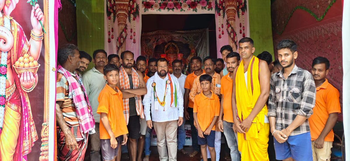 UttamPanigr's tweet photo. ସାନଖେମୁଣ୍ଡି ବ୍ଲକ ଅନ୍ତର୍ଗତ ପଟିଗୁଡା ପଞ୍ଚାୟତର ସିନ୍ଦୁରପୁର ଗ୍ରାମର ଯୁବ ପରିଷଦ ଦ୍ୱାରା ଆୟୋଜିତ ପବିତ୍ର ଗଣେଶ ପୂଜାରେ ଉପସ୍ଥିତ ରହି ବିଘ୍ନରାଜ ଶ୍ରୀଗଣେଶଙ୍କ ଆଶୀର୍ବାଦ ଲାଭ କରିବା ସହ ସମସ୍ତଙ୍କ ସୁଖ, ଶାନ୍ତି, ସମୃଦ୍ଧି ଓ ଜଗତର ମଙ୍ଗଳ କାମନା କଲି। 🙏🏻🙏🏻

#GaneshChaturthi #GaneshPuja
#BLSANTOSH 
#MOHANMAJHI 
#MANMOHANSAMAL