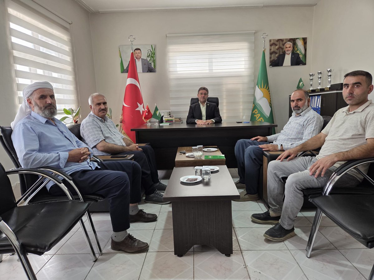 HudaParSiverek's tweet photo. Çermik AK Parti İlçe Teşkilatı Eski Encümeni Sayın Nedim Kızıltoprak, ilçe teşkilatımızı ziyaret etti.

Nazik ziyaretleri ve samimi sohbeti için teşekkür ediyor, çalışmalarında başarılar diliyoruz.
@FarukPolat_ 
@CelalOzturk82 
#Siverek 
#HÜDAPAR https://t.co/G35DIFuId4