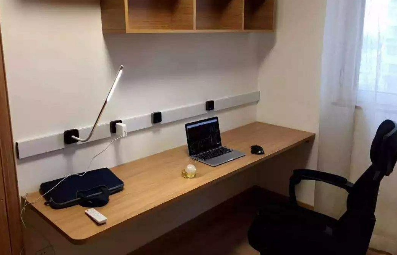 SadieDevinps's tweet photo. Hoy en la oficina, mi compaero intentó apretar el botón de "impresión" con la mano y terminó apretando el interruptor de la luz. Ahora toda la empresa está a oscuras y nadie se atreve a reírse en público. https://t.co/SD0LqoIJCb