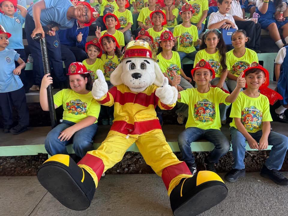 Bomberos_de_PR's tweet photo. ¡Bomberos en tu comunidad! 🔥🚒

El comisionado Josué Piñeiro Torres visitó el Colegio La Milagrosa en Arecibo para orientar a los estudiantes sobre prevención de incendios y cómo actuar ante una emergencia.

Educar hoy es construir comunidades más seguras. 🇵🇷 https://t.co/JIUqFjbXFZ
