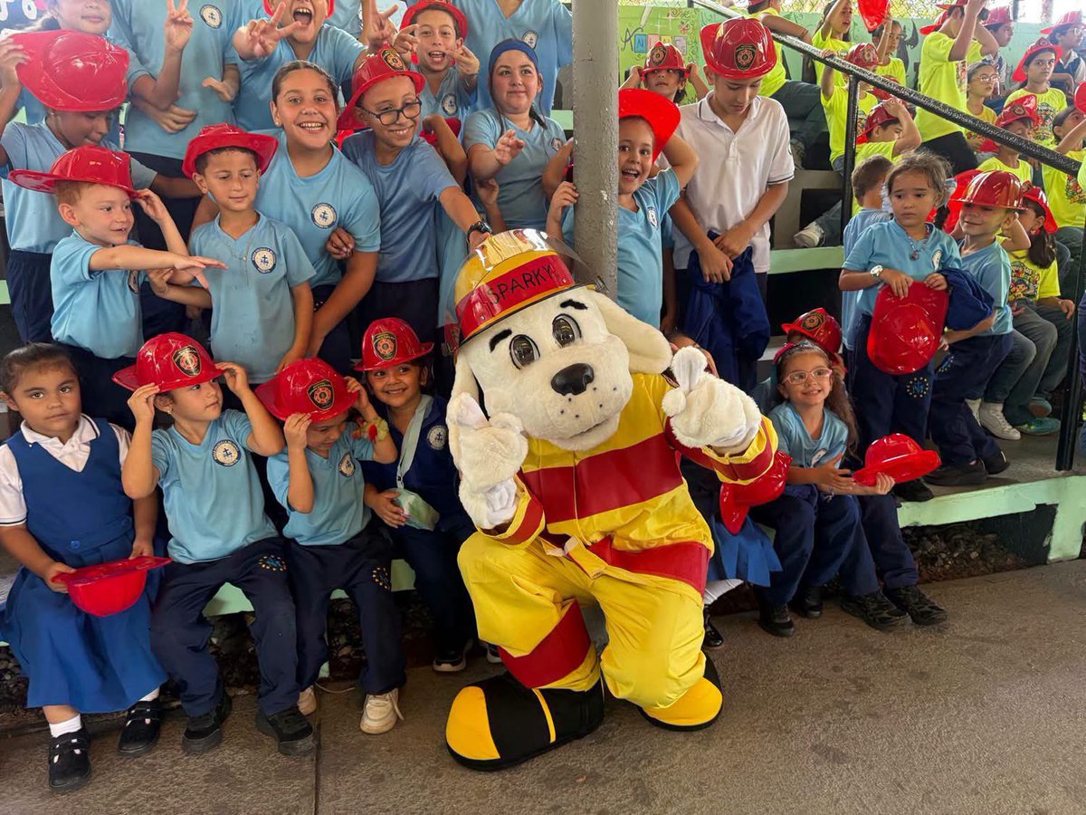 Bomberos_de_PR's tweet photo. ¡Bomberos en tu comunidad! 🔥🚒

El comisionado Josué Piñeiro Torres visitó el Colegio La Milagrosa en Arecibo para orientar a los estudiantes sobre prevención de incendios y cómo actuar ante una emergencia.

Educar hoy es construir comunidades más seguras. 🇵🇷 https://t.co/JIUqFjbXFZ