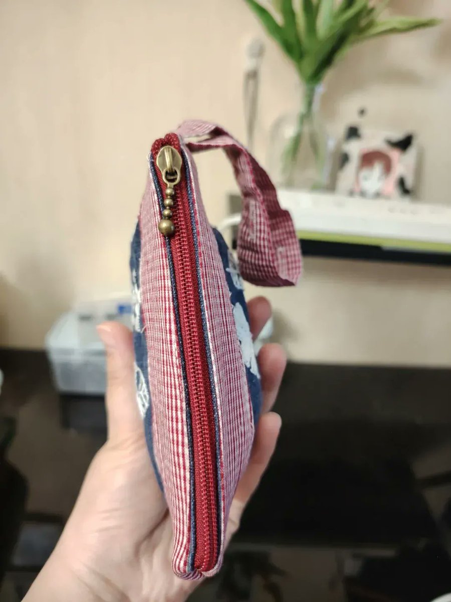 platd291355's tweet photo. Just finished my upcycled denim keychain! Cut old jeans scraps, add a vintage button, stitched it in 20 mins—zero waste, full creativity! https://t.co/DBzbWYVY5R