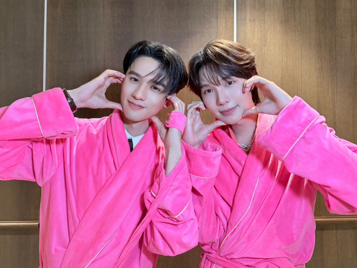 MagicLoverTH's tweet photo. Magic Lover Series พ่อมดลุ้นรัก🔮

โอมม ~ ขนมชั้น ~ ถ้วยฟู ~ วุ้นกรอบ  มะลึกกึ๊กกึ๋ยย์  มะลึกกึ๊กกึ๋ยย์ ~  🩷

ถึงเวลาเลิกกอง Q1 แล้ว ~ ฮู้กกก 🥰

แม้วันนี้คุณลีจะมีประชุมพิเศษ ที่ให้ทุกคนอยู่ทำงานต่อ แต่มาสเตอร์บอกเลยว่า สำหรับโอทีนั้น คุณลีให้แบบ x10 แน่นอน 💯 

โดยเฉพาะกับวิเวียน มาสเตอร์แอบมองจากต้นไม้เห็นน้าาา 👀 ว่าหลังประชุม วิเวียนยังมีไปช่วยคุณลีทำงานต่ออีก อย่างนี้สงสัยจะได้ทั้งโอที โบนัส ตกเบิก เบี้ยขยัน เงินอัดฉีด จัดเต็มแน่นอน ~ ฮู้กกก 😌

และผู้ที่สำคัญที่สุด คือ เหล่ามนุษย์ทั้งหลาย ✨ ขอบคุณทุกกำลังใจที่ทุกท่านมอบให้แก่ซีรีส์นี้ มาสเตอร์หวังเป็นอย่างยิ่งว่าทุกท่านจะให้การติดตามซีรีส์เรื่องนี้ แล้วพบกันใหม่คิวหน้า ~ ฮู้กกก

ด้วยรัก,
𝓜𝓪𝓼𝓽𝓮𝓻 𝓞. 🦉🪶

MAGIC LOVER Q1
#เปิดกล้องเมจิกเลิฟเวอร์
