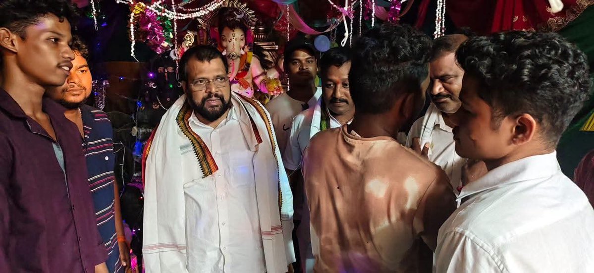 UttamPanigr's tweet photo. ସାନଖେମୁଣ୍ଡି ବ୍ଲକ ଅନ୍ତର୍ଗତ ଗଙ୍ଗାପୁର ପଞ୍ଚାୟତର ନରସିଂହଗଡ଼ ଗ୍ରାମର ହରିଜନ ସାହିର ଯୁବ ପରିଷଦ ଦ୍ୱାରା ଆୟୋଜିତ ପବିତ୍ର ଗଣେଶ ପୂଜାରେ ଉପସ୍ଥିତ ରହି ବିଘ୍ନରାଜ ଶ୍ରୀଗଣେଶଙ୍କ ଆଶୀର୍ବାଦ ଲାଭ କରିବା ସହ ସମସ୍ତଙ୍କ ସୁଖ, ଶାନ୍ତି, ସମୃଦ୍ଧି ଓ ଜଗତର ମଙ୍ଗଳ କାମନା କଲି। 🙏🏻🙏🏻

#GaneshChaturthi #ଗଣେଶପୂଜା
#BLSANTOSH 
#Mohanmajhi
#MANMOHANSAMAL
