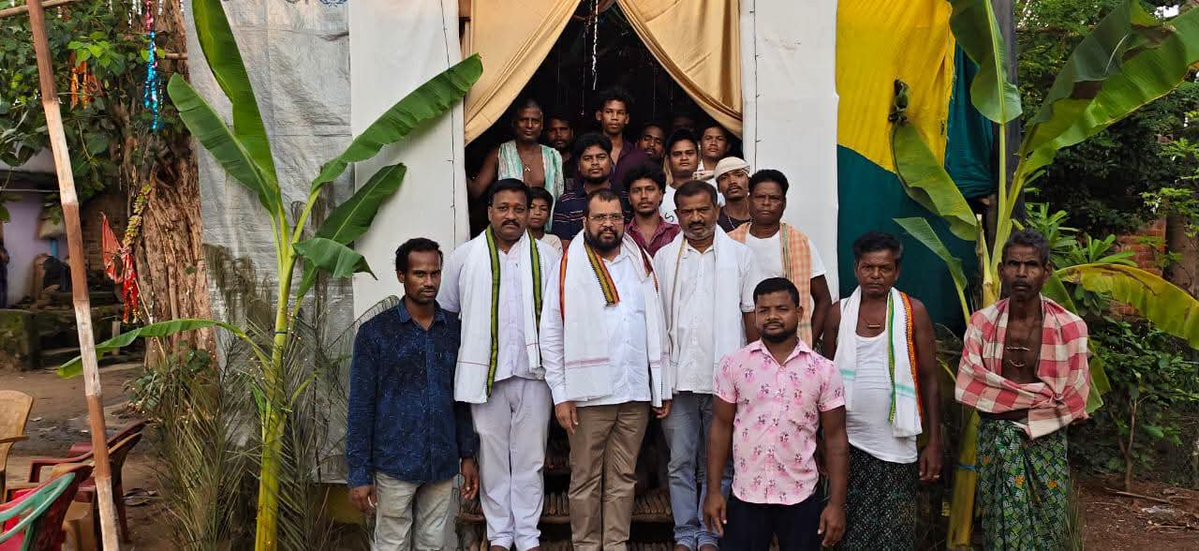 UttamPanigr's tweet photo. ସାନଖେମୁଣ୍ଡି ବ୍ଲକ ଅନ୍ତର୍ଗତ ଗଙ୍ଗାପୁର ପଞ୍ଚାୟତର ନରସିଂହଗଡ଼ ଗ୍ରାମର ହରିଜନ ସାହିର ଯୁବ ପରିଷଦ ଦ୍ୱାରା ଆୟୋଜିତ ପବିତ୍ର ଗଣେଶ ପୂଜାରେ ଉପସ୍ଥିତ ରହି ବିଘ୍ନରାଜ ଶ୍ରୀଗଣେଶଙ୍କ ଆଶୀର୍ବାଦ ଲାଭ କରିବା ସହ ସମସ୍ତଙ୍କ ସୁଖ, ଶାନ୍ତି, ସମୃଦ୍ଧି ଓ ଜଗତର ମଙ୍ଗଳ କାମନା କଲି। 🙏🏻🙏🏻

#GaneshChaturthi #ଗଣେଶପୂଜା
#BLSANTOSH 
#Mohanmajhi
#MANMOHANSAMAL
