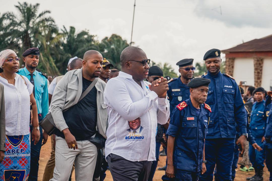ArepOfficiel's tweet photo. BOENDE TOMBE !!

Sous une ambiance chaleureuse, Me @Guy_Loando , Autorité de Référence d’AREP, a foulé le sol de la province de la Tshuapa, dans la ville de Boende.

À son arrivée, une forte mobilisation des Arépiens et sympathisants d’AREP l’a accueilli, dans une atmosphère marquée par les drapeaux du parti flottant au rythme de l’accueil populaire.

Cette mobilisation témoigne de la présence et de l’engagement des membres d’AREP dans cette partie de la République.

Nous lui souhaitons un excellent séjour dans la Tshuapa.

> Cnc