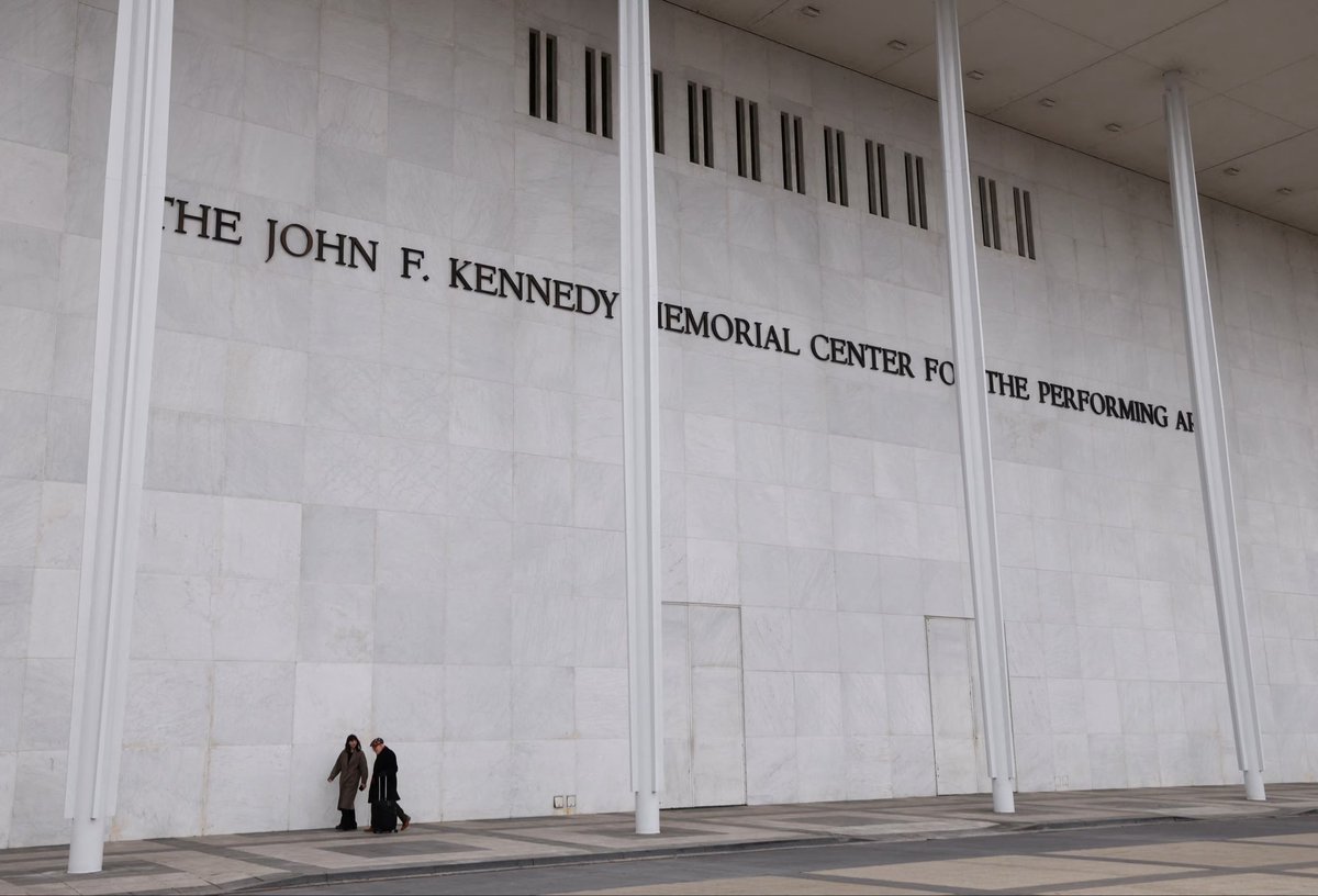 bluhue123's tweet photo. Quick reminder: It’s still The Kennedy Center 

Raise your hand ✋ if you agree https://t.co/yMkGqhEcdg