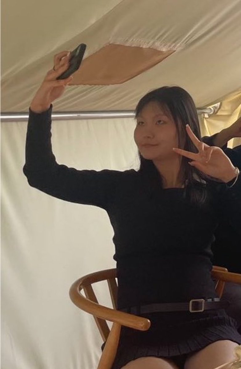 0000cmn's tweet photo. 最喜欢朋友女友的超短裙，结果出来玩她穿了这一套，忍不住偷拍 https://t.co/mIk27lhBgZ