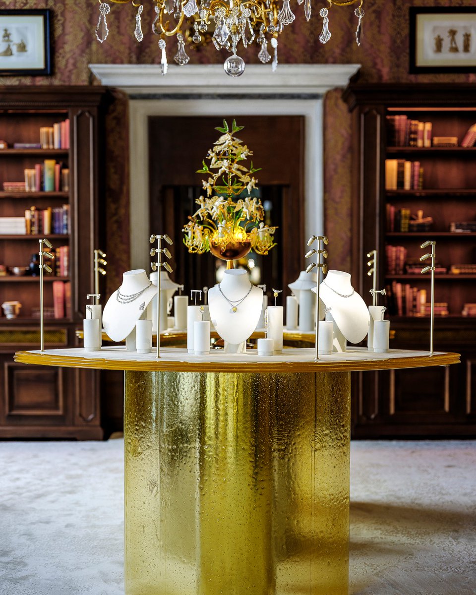 TiffanyAndCo's tweet photo. The fall expression of Blue Book 2026: Hidden Garden in Venice is the pinnacle of Tiffany High Jewelry and savoir faire. The collection completes the journey with themes of abundance and discovery, offering both abstract and literal interpretations of nature sustained by light. Throughout the exhibition, handcrafted Murano glass elements bring Venice’s centuries-old glassmaking tradition to the forefront, transforming the atmosphere of the space. Through exceptional gemstones and sculptural forms, imagined gardens, ripened fruit and flourishing vines are transformed into a vivid world of high jewelry. #TiffanyAndCo #TiffanyBlueBook #TiffanyHighJewelry

Discover more: https://t.co/ZIB7T9nk2X