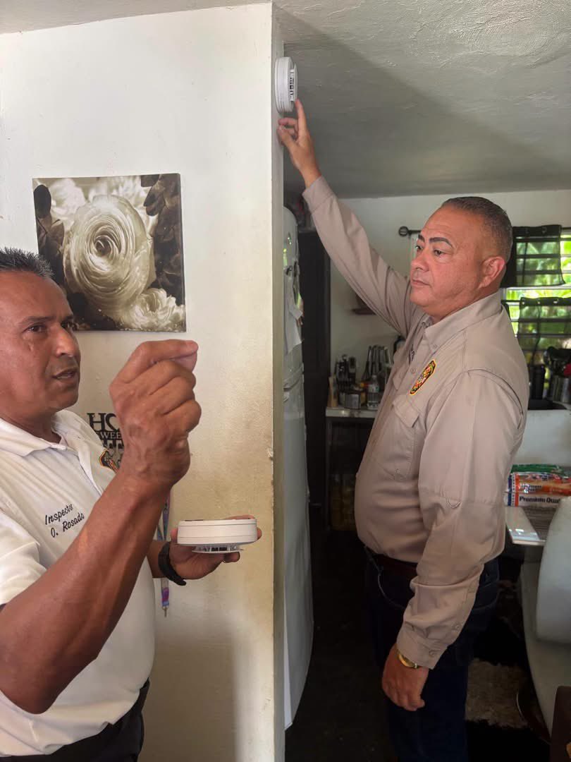 Bomberos_de_PR's tweet photo. Como parte de “Bomberos en tu comunidad”, llegamos a la comunidad Víctor Rojas 1, en Arecibo, con orientación sobre prevención de incendios e instalación de detectores de humo. 🔥🚒

¡Gracias por recibirnos! La prevención salva vidas. https://t.co/R3Kx3GYJ4A