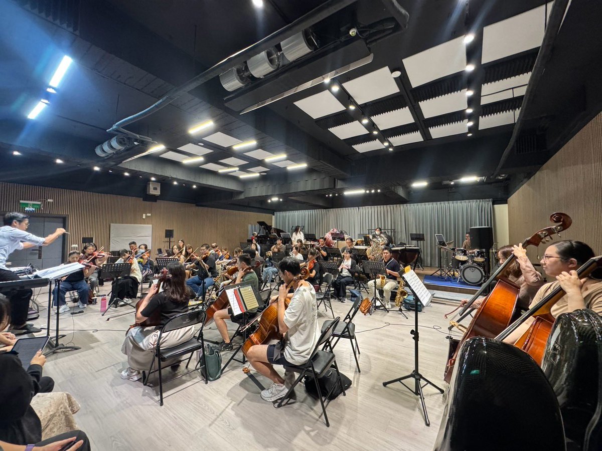 kurokostw's tweet photo. 🎻 距離《怪物彈珠》交響音樂會 ～The Classical～，只剩倒數 2 天。

你在遊戲裡聽過無數次的旋律，
現在，正在真實的音樂廳裡一遍又一遍地被奏響。

為了讓這些熟悉的樂章在舞台上呈現最完整的模樣，
#遊音交響樂團 正持續進行最後的排練。

從熟悉的主題旋律、
到那些曾陪著你挑戰高難度關卡的戰鬥樂章——

當熟悉的音色被交響樂團重新編制，
你記憶裡的《怪物彈珠》，
會以另一種更加磅礡的姿態再次出現在眼前。

而這一次，還有特別的聲音加入。

🎹 日本鋼琴家 五条院凌（Ryo Gojoin）
將擔任本場客座鋼琴家，與遊音交響樂團共同演出，
並帶來特別規劃的鋼琴獨奏組曲。

她將如何詮釋那些熟悉的旋律？
當鋼琴與交響樂團真正響起的那一刻，
就留到週日，讓現場告訴你。

📸 小編先帶大家看看演出前的排練照片！

舞台還沒有正式亮起，
但《怪物彈珠》的世界，已經開始響起。

——

🎻 《怪物彈珠》交響音樂會 ～The Classical～

📅 2026.09.20（日）
📍 福華文教會館 卓越堂

14:00 開演｜13:00 開放入場
*日版周邊商品同時在13:00開放購買

🎼 演出｜遊音交響樂團（Playphonic Orchestra）
🎹 客座鋼琴家｜五条院凌（Ryo Gojoin）

🎟️ 演出倒數 2 天，現場見。

🔗 FunOne Tickets 售票網址： 
https://t.co/i6tILmwbXK

#怪物彈珠 #MonsterStrike #交響音樂會 #TheClassical
#遊音交響樂團 #五条院凌 #黑子娛樂