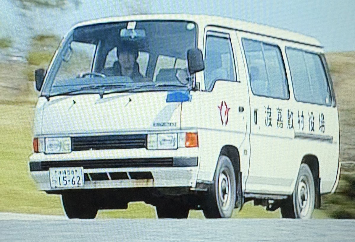 cabetsun217's tweet photo. "はみだしPART2"沖縄が舞台の最終話。
言わずもがなNISSAN提供ドラマなので、バンはE24が使われているのだが…
ヘッドライト左上エンブレム"HOMY"って書いてないか？？？ https://t.co/UppBr9rvFn