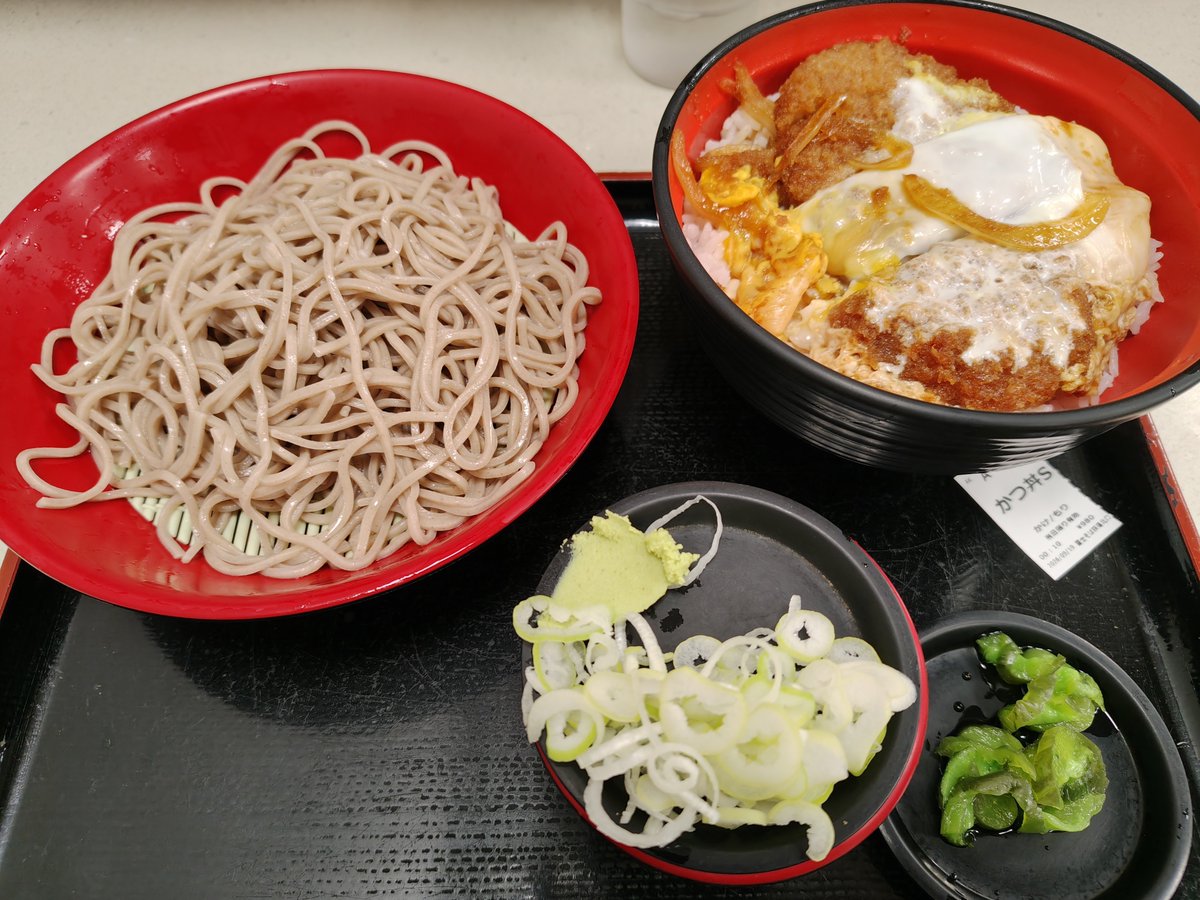 hocco_ri's tweet photo. 腹ペコだったんだからしょうがないよね……🌛 https://t.co/YKeppfIJir