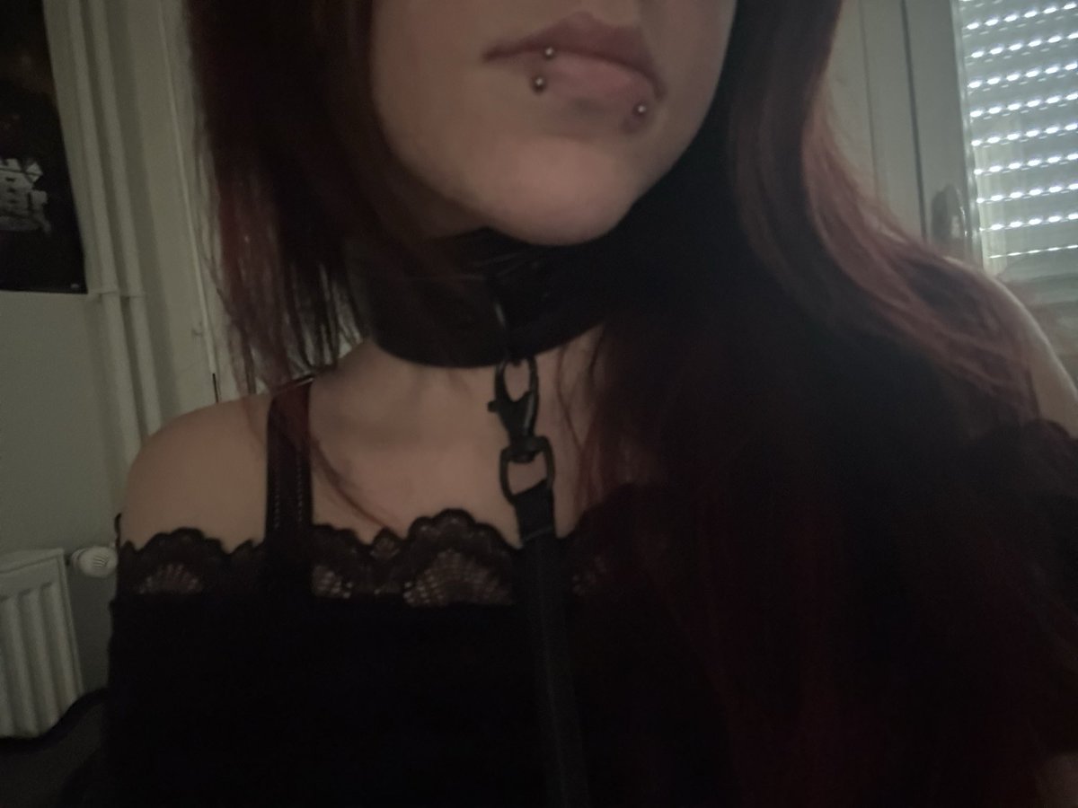 catelyn69_'s tweet photo. Oooh puppy got a new collar and a new leash >.< Too bad I have no one to hold it..
 (lips reveal too ig) https://t.co/icpBr5di6D
