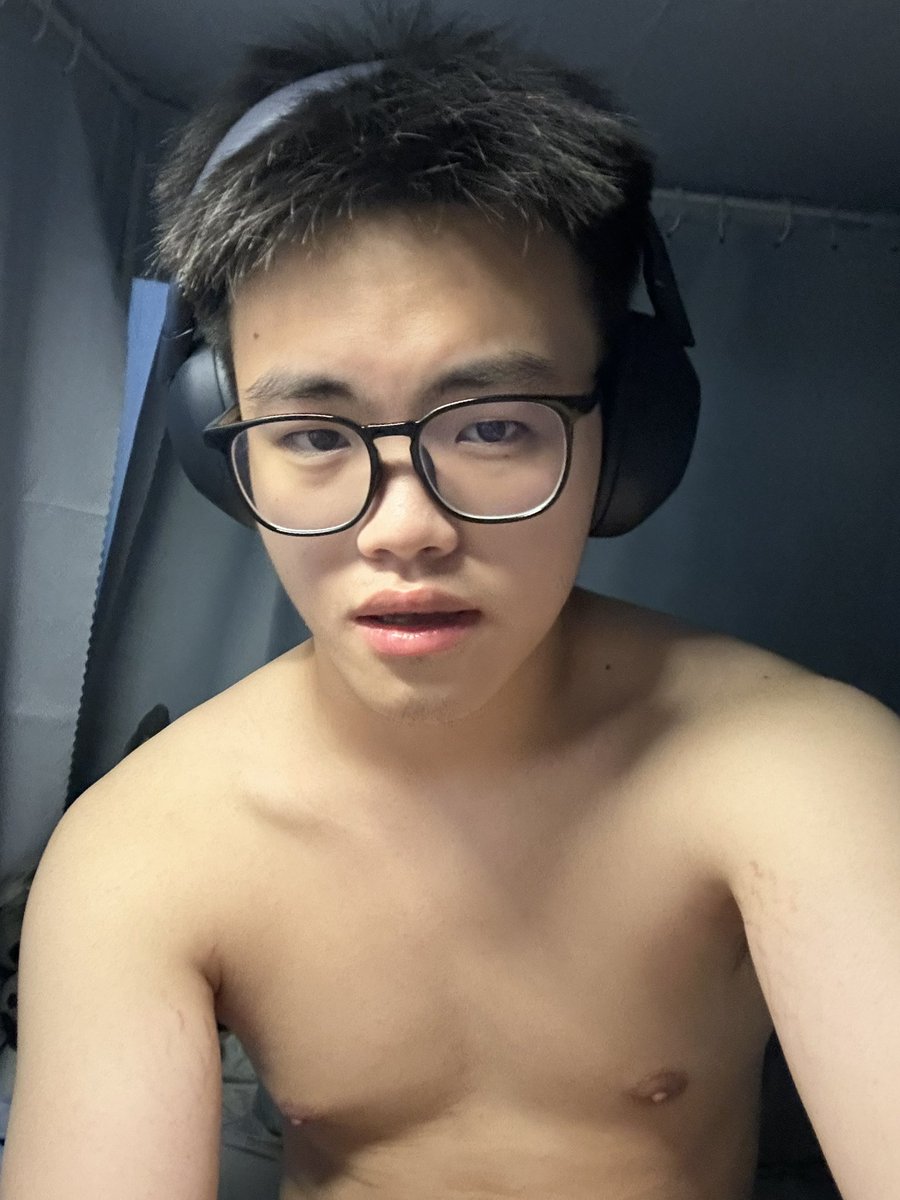 MuTouNGZ's tweet photo. 在学校没办法健身了，不喜欢待在学校 我想回家，宿舍好烂。每天一回到破烂宿舍就很想哭，拉上帘子就开始忍不住流眼泪 https://t.co/EPH8h2Shac