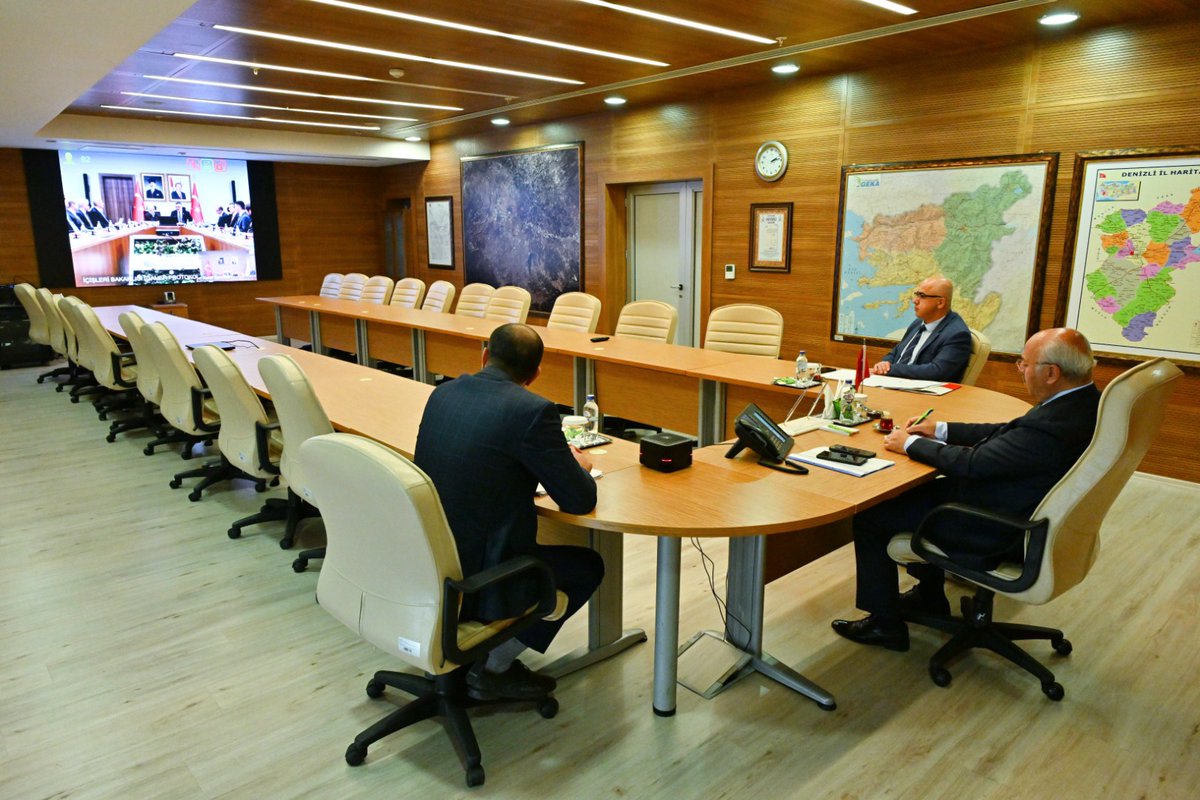 DenizliValiligi's tweet photo. 📌 İçişleri Bakanımız Sayın Mustafa Çiftçi’nin başkanlığında, Aile ve Sosyal Hizmetler Bakanımız Sayın Mahinur Özdemir Göktaş’ın katılımıyla gerçekleştirilen toplantıda, İl ve İlçe Sosyal Yardımlaşma ve Dayanışma Vakıflarının performans karneleri ele alındı.

📌 Video Konferans Sistemi (VKS) üzerinden gerçekleştirilen toplantıya, Valimiz Sayın @yskosger ile Aile ve Sosyal Hizmetler İl Müdürü Ekrem Boran ve Sosyal Yardımlaşma ve Dayanışma Vakfı İl Müdürü Murat Sevinç katıldı.

📌 Toplantıda; sosyal yardım hizmetlerinin etkin, hızlı ve ihtiyaç sahiplerine doğrudan ulaşacak şekilde yürütülmesi, vatandaşlarımızın ihtiyaçlarının yerinde tespit edilmesi ve sunulan hizmetlerin geliştirilmesine yönelik çalışmalar ile İyilik Var Gönüllülük Platformunun işleyişi değerlendirildi.

📌 “İnsanı yaşat ki devlet yaşasın” anlayışıyla dünyaya emsal teşkil eden sosyal devlet anlayışımız doğrultusunda, vatandaşlarımızın yanında olmak ve devletimizin şefkat elini ihtiyaç sahiplerine ulaştırmak amacıyla yürütülen çalışmaların kararlılıkla sürdürüleceği vurgulandı.

@TC_icisleri 
@tcailesosyal