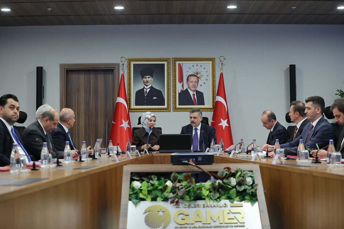 DenizliValiligi's tweet photo. 📌 İçişleri Bakanımız Sayın Mustafa Çiftçi’nin başkanlığında, Aile ve Sosyal Hizmetler Bakanımız Sayın Mahinur Özdemir Göktaş’ın katılımıyla gerçekleştirilen toplantıda, İl ve İlçe Sosyal Yardımlaşma ve Dayanışma Vakıflarının performans karneleri ele alındı.

📌 Video Konferans Sistemi (VKS) üzerinden gerçekleştirilen toplantıya, Valimiz Sayın @yskosger ile Aile ve Sosyal Hizmetler İl Müdürü Ekrem Boran ve Sosyal Yardımlaşma ve Dayanışma Vakfı İl Müdürü Murat Sevinç katıldı.

📌 Toplantıda; sosyal yardım hizmetlerinin etkin, hızlı ve ihtiyaç sahiplerine doğrudan ulaşacak şekilde yürütülmesi, vatandaşlarımızın ihtiyaçlarının yerinde tespit edilmesi ve sunulan hizmetlerin geliştirilmesine yönelik çalışmalar ile İyilik Var Gönüllülük Platformunun işleyişi değerlendirildi.

📌 “İnsanı yaşat ki devlet yaşasın” anlayışıyla dünyaya emsal teşkil eden sosyal devlet anlayışımız doğrultusunda, vatandaşlarımızın yanında olmak ve devletimizin şefkat elini ihtiyaç sahiplerine ulaştırmak amacıyla yürütülen çalışmaların kararlılıkla sürdürüleceği vurgulandı.

@TC_icisleri 
@tcailesosyal