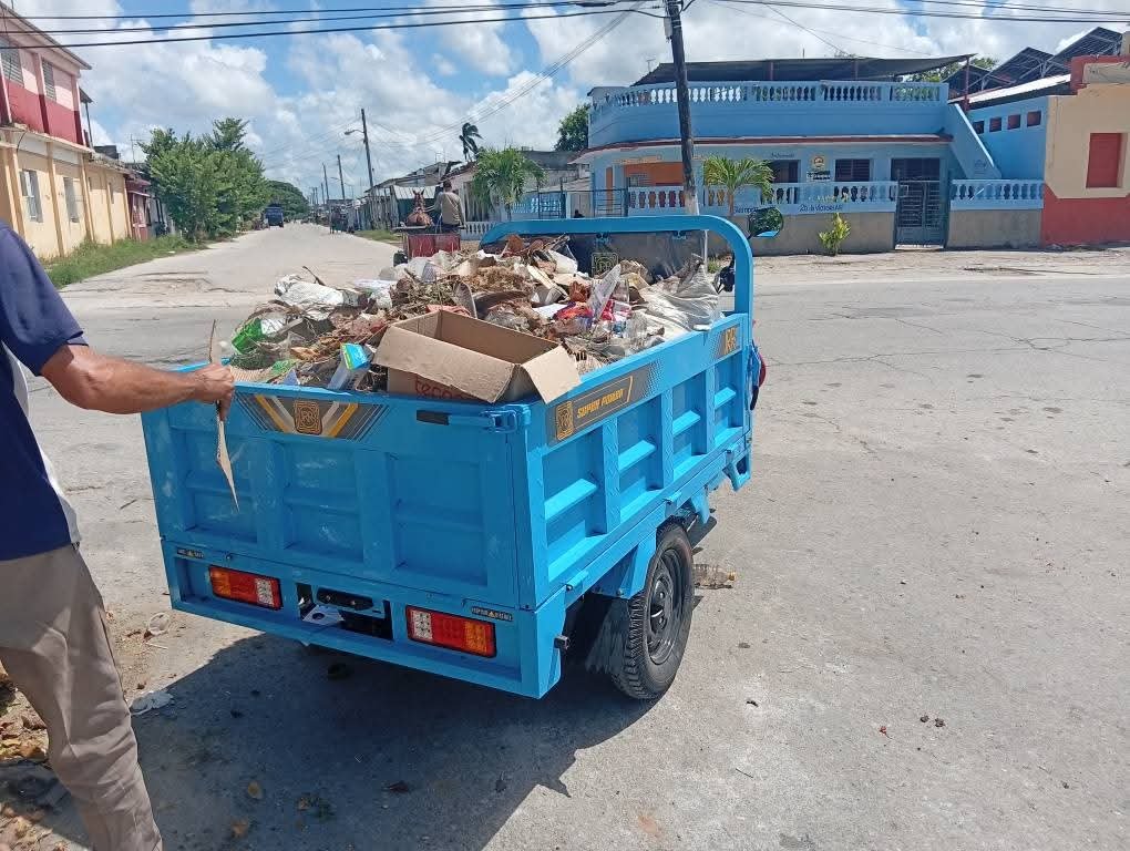 IsaelRo3971293's tweet photo. Buscando alternativa  para la recogida de desechos sólidos en #Camajuaní la empresa de Servicios Comunales implementa los triciclos eléctrico como vía para disminuir el consumo de combustible. 
#VillaClaraConTodos
#CubaSoberana
#CubaVencerá https://t.co/4J6zZyqJha