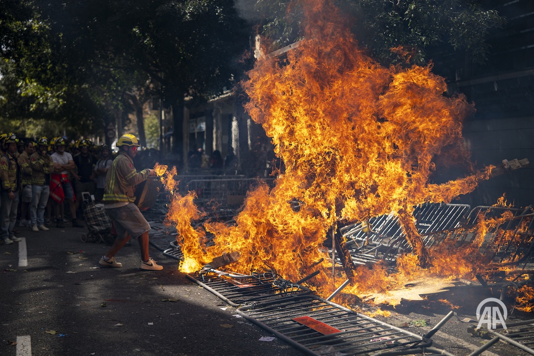 anadoluimages's tweet photo. Hundreds of firefighters protested in Barcelona, Spain, demanding better working conditions and more resources https://t.co/Fg4UF59Hk5

📸: Lorena Sopena Lopez https://t.co/5cvi0HDump