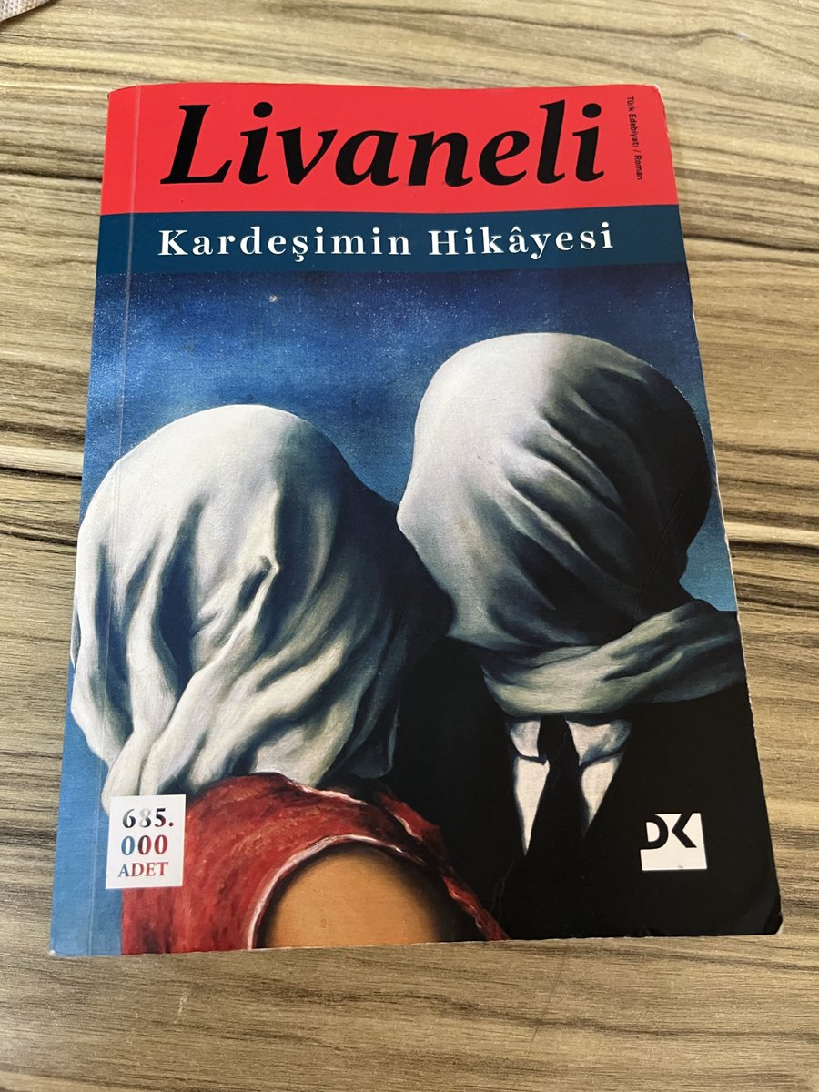sivriikalemler's tweet photo. Kardeşimin Hikâyesi — Zülfü Livaneli

“Bir insanı gerçekten tanıdığımızı düşündüğümüzde, aslında onun bize gösterdiği kadarını biliyor olabiliriz.”

Bazı romanlar merak uyandırır, bazıları ise insanın gerçeklik algısını sorgulatır. Kardeşimin Hikâyesi tam olarak böyle bir kitap.

Zülfü Livaneli, cinayet soruşturması etrafında gelişen hikâye üzerinden yalnızlığı, geçmişi, takıntıyı ve insanın kendisi hakkında sakladığı gerçekleri anlatıyor.

Kitabın en güçlü tarafı, okuru sürekli şüphe içinde bırakması. Hikâye ilerledikçe karakterleri tanıdığımızı düşünürken, anlatılanların arkasında başka gerçeklerin olduğunu fark ediyoruz.

Belki de kitabın asıl söylediği şey şu:

İnsanların bize anlattıkları, onların gerçeklerinden yalnızca küçük bir parçadır.

Kardeşimin Hikâyesi, bu yüzden yalnızca bir polisiye değil; insan zihninin karanlık taraflarını ve gerçeğin ne kadar kolay gizlenebileceğini anlatan sürükleyici bir roman.