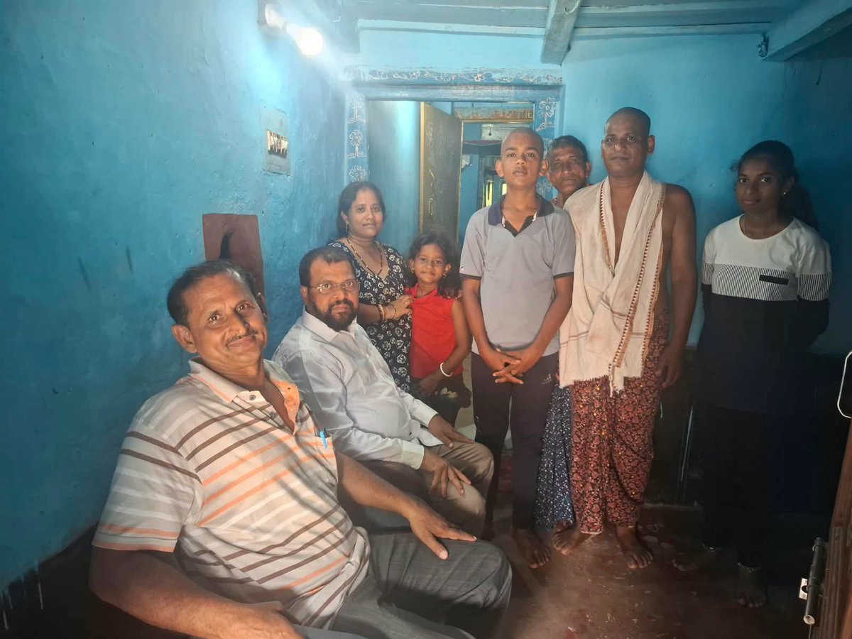 UttamPanigr's tweet photo. ଦିଗପହଣ୍ଡି ନିର୍ବାଚନ ମଣ୍ଡଳୀର ପେଣ୍ଡୁରାବାଡି ଗ୍ରାମର ବିଜେପି କାର୍ଯ୍ୟକର୍ତା ଦେବଗଡଙ୍କ ମାତା 75 ବର୍ଷ ବୟସରେ ମୃତ୍ୟୁବରଣ କରିଥିଲେ ଏହି ଦୁଃଖଦ ସମୟରେ ତାଙ୍କ ପରିବାର ଲୋକଙ୍କ ପାଖରେ ଯୋଗଦେଇ ତାଙ୍କ ଅମର ଆତ୍ମାର ସଦ୍‌ଗତି କାମନା କଲି ।

ଏହି ଦୁଃଖଦ ସମୟରେ ଶୋକସନ୍ତପ୍ତ ପରିବାରବର୍ଗଙ୍କୁ ଧୈର୍ଯ୍ୟ ଓ ଶକ୍ତି ଦିଅନ୍ତୁ ଜଗନ୍ନାଥ ଙ୍କ ପାଖରେ ପ୍ରାର୍ଥନା କରୁଛି।

ଓଁ ଶାନ୍ତି। 🙏
#BLSANTOSH 
#Mohanmajhi 
#MANMOHANSAMAL