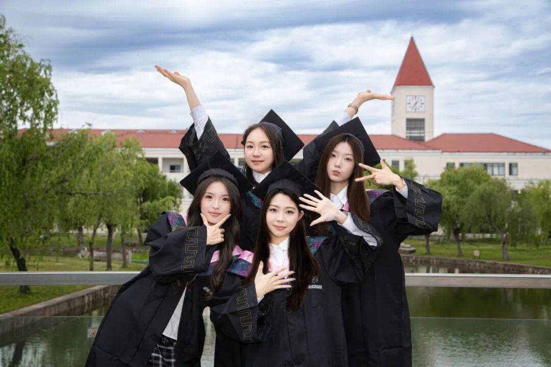 ailer291746's tweet photo. Graduation week hit different—cheers to late-night study sessions, inside jokes, and new chapters ahead. 2024 we came, we learned, we conquered https://t.co/xHKj7b5Ckj