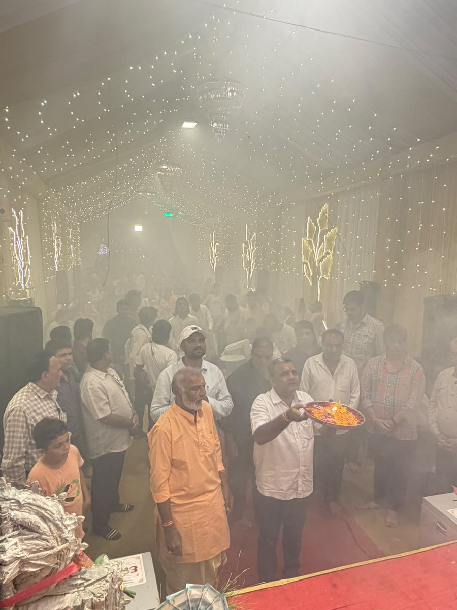 divyeshakbari79's tweet photo. || ગણપતિ બાપા મોરિયા || 🙏
|| મંગલ મૂર્તિ મોરિયા || 🙏🏻

આજે જામનગરના તળાવની પાળે બિરાજમાન "જામનગર કા રાજા" ના દિવ્ય દર્શન કરવાનો અને મહાઆરતી ઉતારવાનો પરમ લ્હાવો મળ્યો.   

બાપાના ચરણોમાં શીશ નમાવી સર્વેના સુખ, શાંતિ, સ્વાસ્થ્ય અને સમૃદ્ધિ માટે પ્રાર્થના કરી. દાદાની અસીમ કૃપા સૌ પર હંમેશાં બની રહે એવી મંગલકામના.

#JamnagarKaRaja #TalavNiPal #Jamnagar #GaneshUtsav #GanpatiBapaMorya #BapaDarshan #Bhakti #Aarti #Blessings