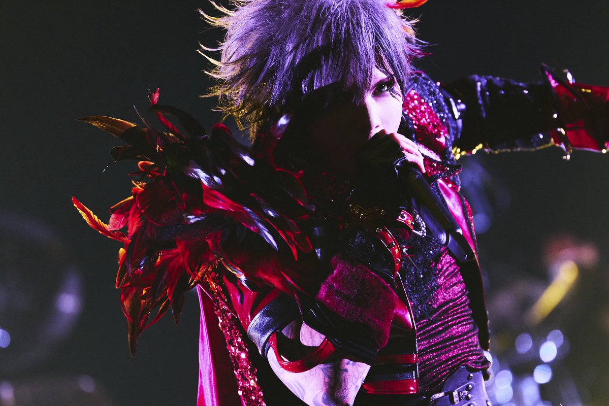 royz_214_subaru's tweet photo. Royz ONEMAN TOUR 「GIANT KILLER」 -下剋上、その先へ-
-GRAND FINAL- 日本武道館
沢山のご来場本当にありがとうございました。
信じてきたから、信じてくれたから
ここまで来れました。
愛してくれてありがとう　大切にしてくれてありがとう　見つけてくれてありがとう
本当にやったんだなと
帰った途端ボロボロ泣けてきました
特別なんかじゃなかった
ただ諦めなかった。
さぁ
次は俺にも
見せてくれよ夢を。
見せてくれよ命の煌めきを。お前の下剋上を。
夢は終わらない。夢が始まる。
ここは乱世。
俺か？お前か？
次に極上のざまあみろをぶちかますのはどこのどいつだ